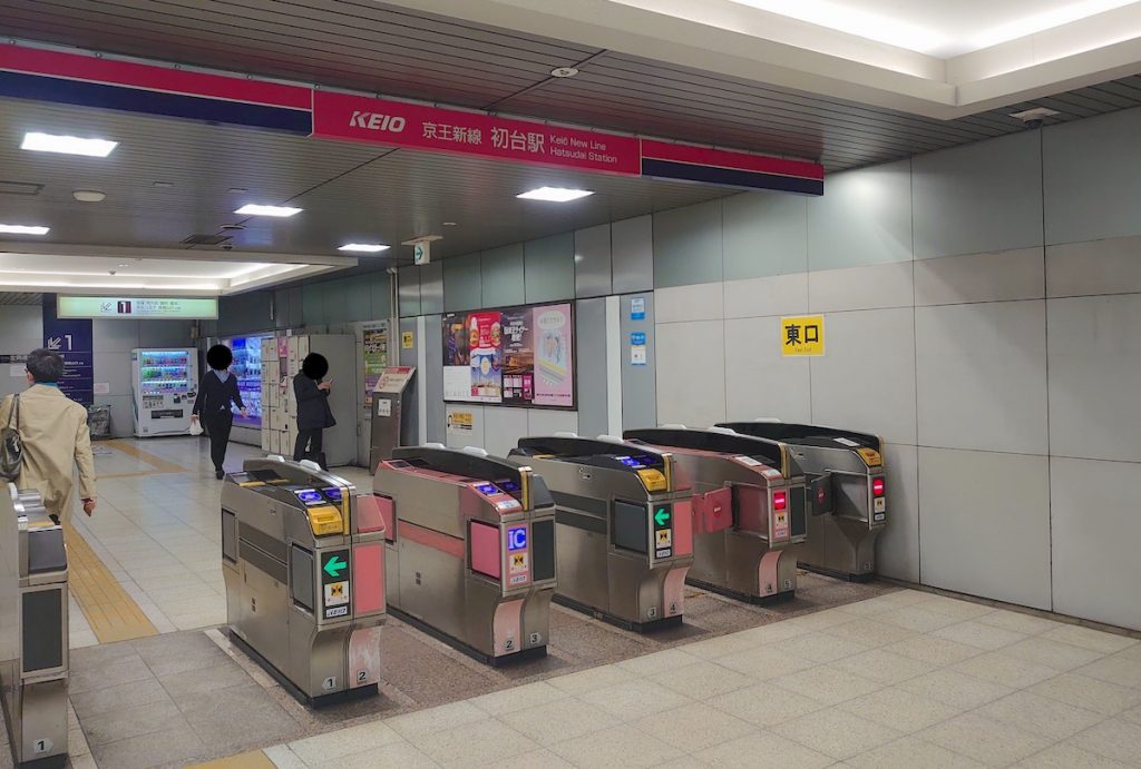 京王新線初台駅から東京オペラシティへのアクセス画像1