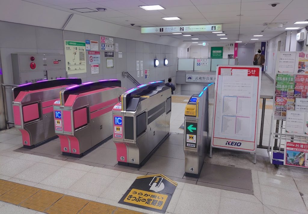 京王新線初台駅から新国立劇場へのアクセス画像1